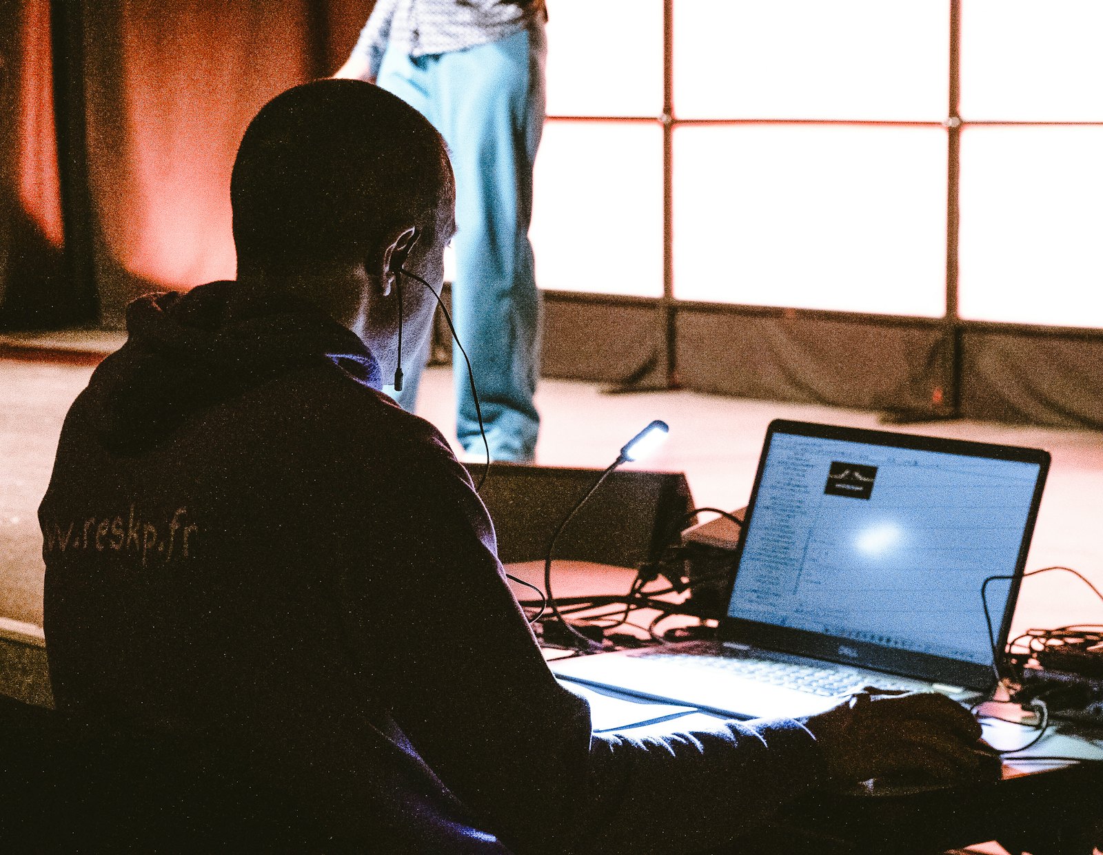 Technik nastavuje notebook u zákazníka