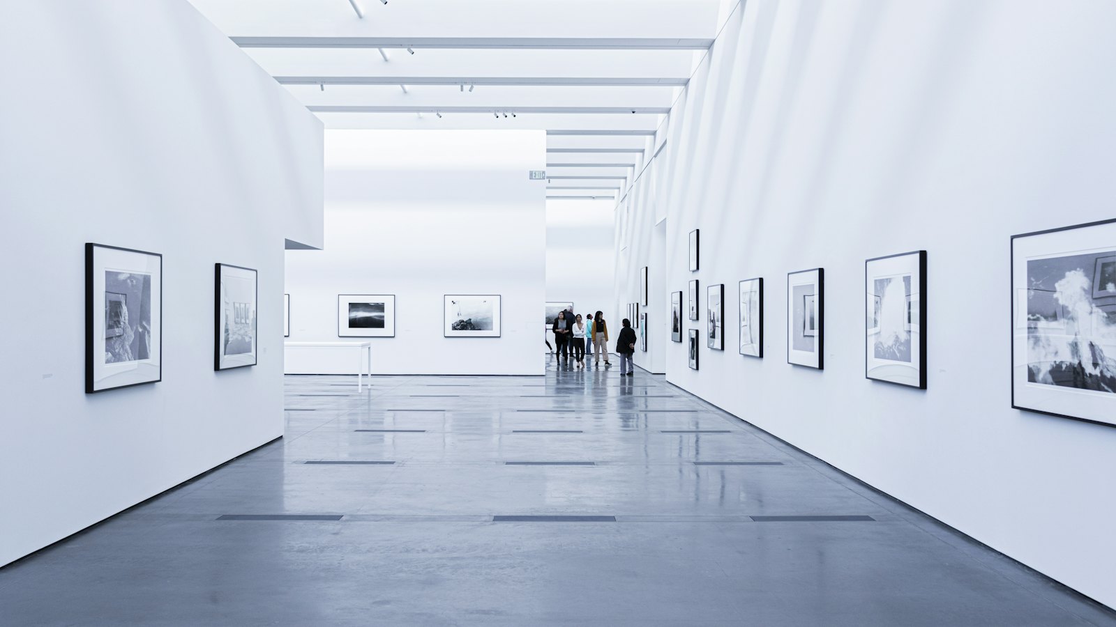 Bílá galerie s černobílými fotografiemi