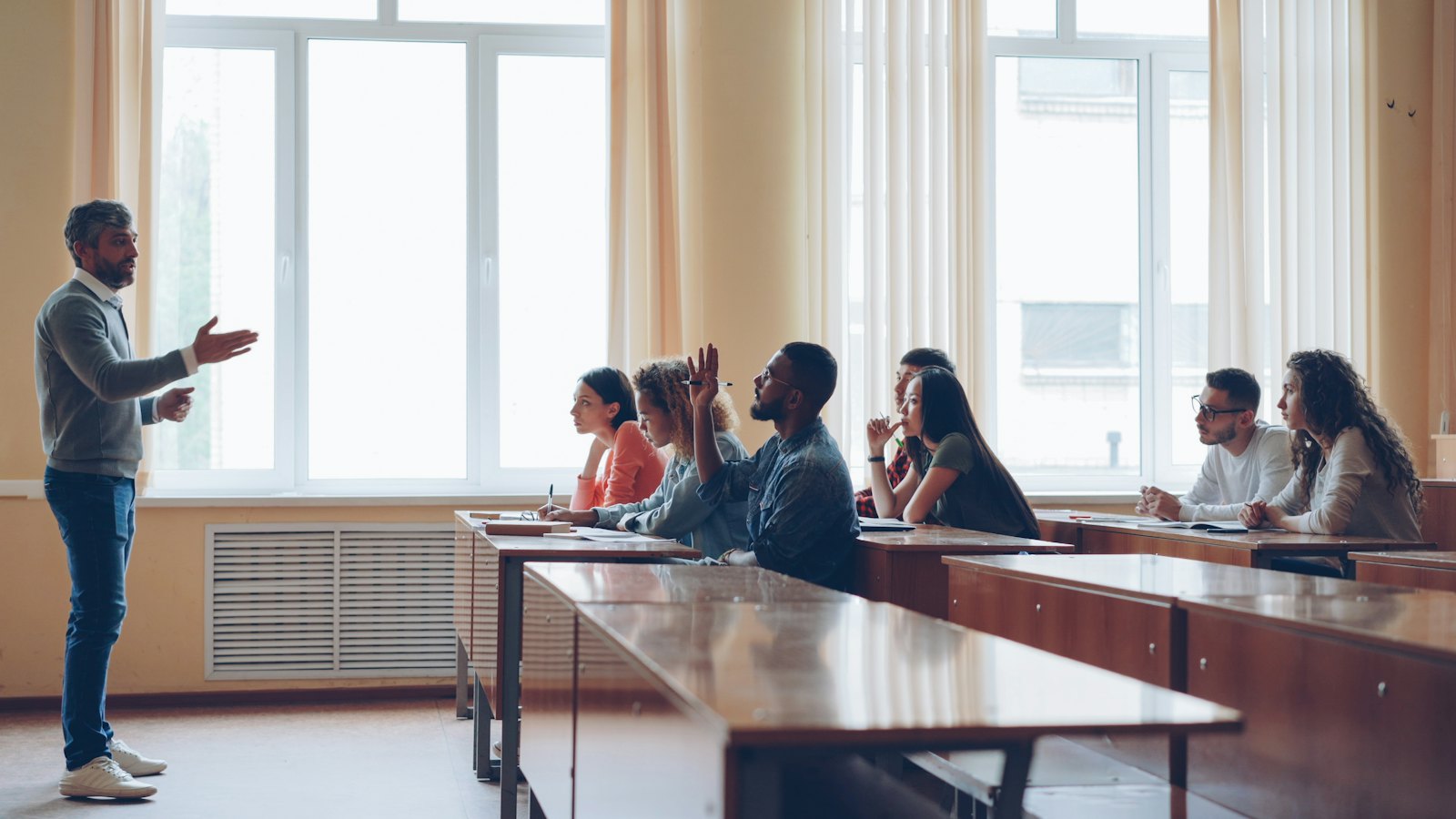 Lektor přednáší dospělým studentům